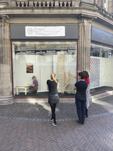 903623 Afbeelding van enkele medewerkers van Art Utrecht tijdens het inrichten van een etalage met moderne kunst in het ...